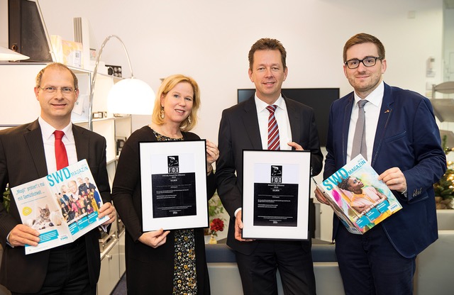 Das SWD-Kundenmagazin-Team freut sich gemeinsam mit Christian Dietz (rechts)über die Auszeichnung Das SWD-Kundenmagazin-Team freut sich gemeinsam mit Christian Dietz (rechts)über die Auszeichnung