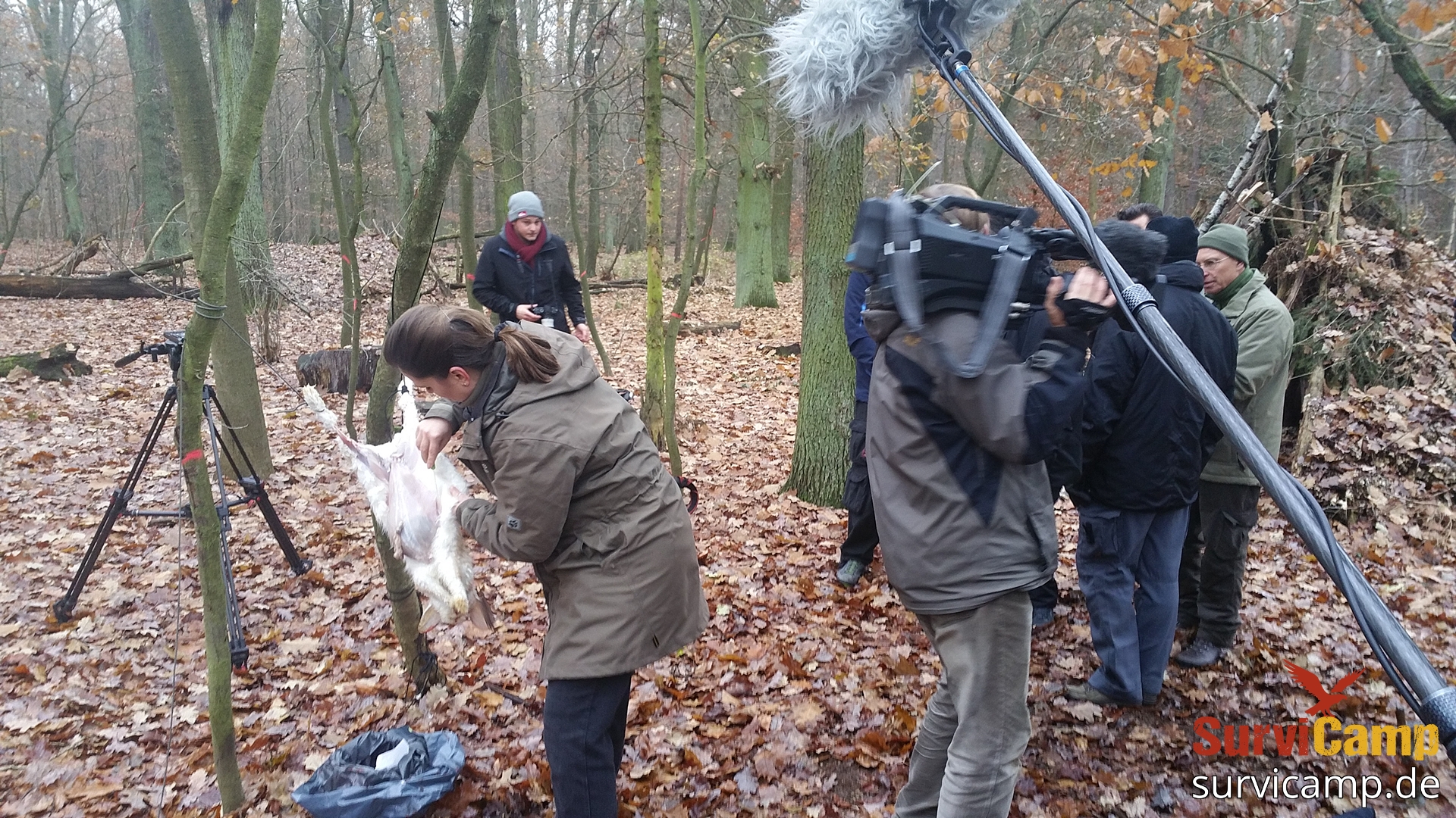 Ein Kamerateam vom rbb besucht den Survival-Workshop von SurviCamp