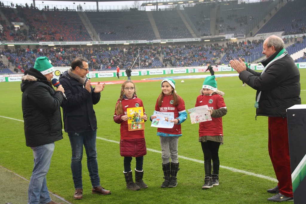 Die jungen Gewinnerinnen des Malwettbewerbs?Rote Weihnachtsgrüße? Die jungen Gewinnerinnen des Malwettbewerbs?Rote Weihnachtsgrüße?
