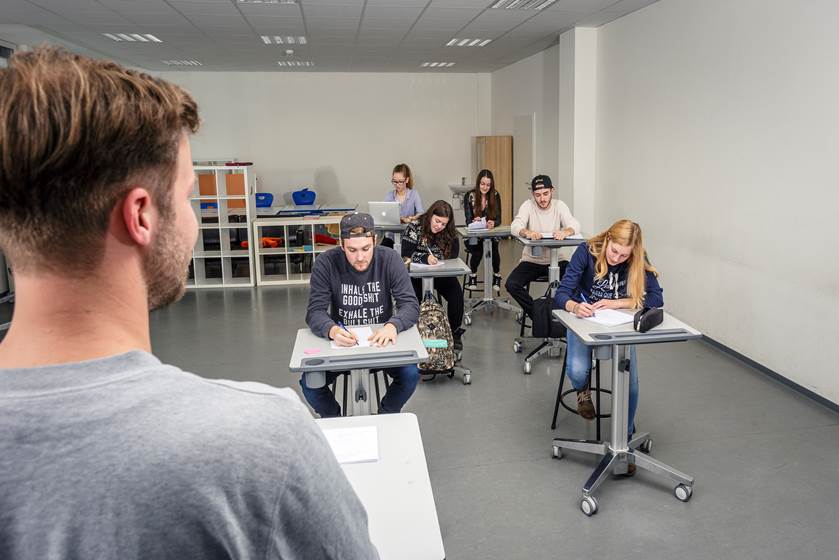 Flexibel verstellbare LearnFit Steh-Sitz-Tische von Ergotron, motiviert Schüler durch Bewegung Flexibel verstellbare LearnFit Steh-Sitz-Tische von Ergotron, motiviert Schüler durch Bewegung