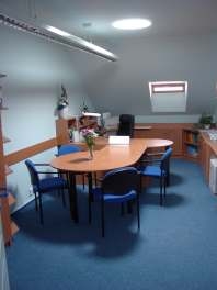 Ein helles, lichtdurchflutetes Arbeitszimmer durch die Etalux-Sonnenröhre