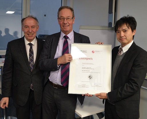 (v.li.): Prof. Dr. Michael Nagy, Prof. Dr. Franz Egle, Shogo Momota. Foto: Franz Motzko