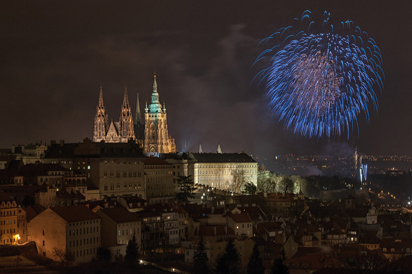 Das neue Jahr wird in Prag mit zwei Feuerwerken begrüßt. (Bildquelle: MichaelFic/Prague City Tourism