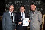 Chiquita-Geschäftsführer Ernst Schulte nimmt Superbrands-Auszeichnung entgegen Chiquita-Geschäftsführer Ernst Schulte nimmt Superbrands-Auszeichnung entgegen