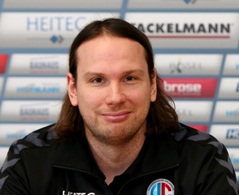 (Foto: hl-studios, Erlangen): Torwart Nikolas Katsigiannis glänzte mit seinen spektakulären Paraden (Foto: hl-studios, Erlangen): Torwart Nikolas Katsigiannis glänzte mit seinen spektakulären Paraden