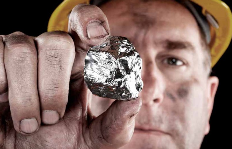 Arbeiter mit Silbernugget Arbeiter mit Silbernugget