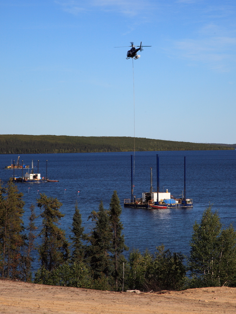 Seebohrung mit Helikoptermaterialtransport, PLS, Fission Uranium, Canada Seebohrung mit Helikoptermaterialtransport, PLS, Fission Uranium, Canada