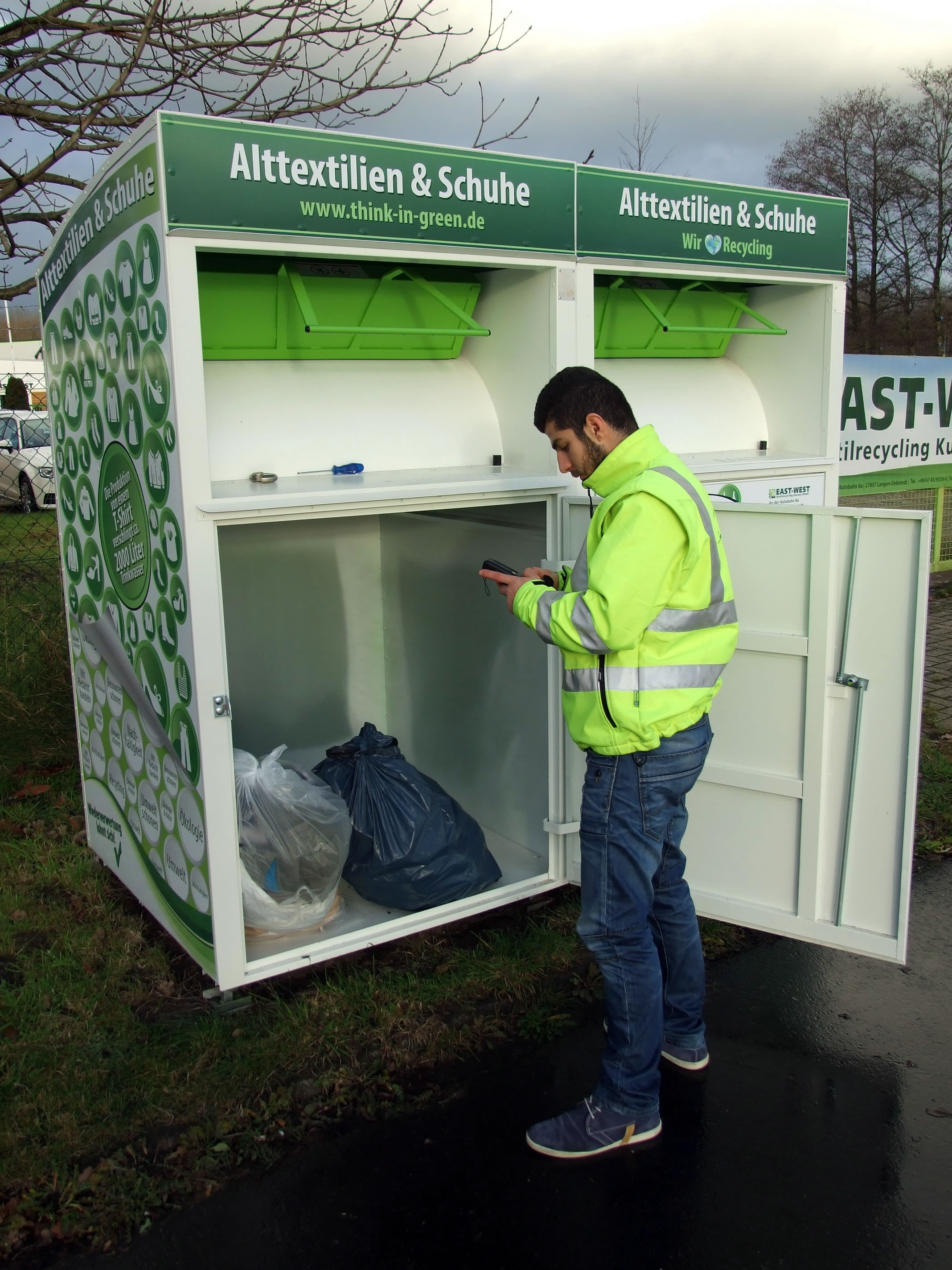(Bildquelle: @ East-West-Textilrecycling)