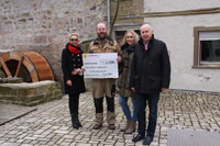 v. links: S. Hennes-Wettstein (Lotterie.de),Fam. Kestler (Kinderdorf),W. Kinkel (Brot & Bücher e.V.) v. links: S. Hennes-Wettstein (Lotterie.de),Fam. Kestler (Kinderdorf),W. Kinkel (Brot & Bücher e.V.)