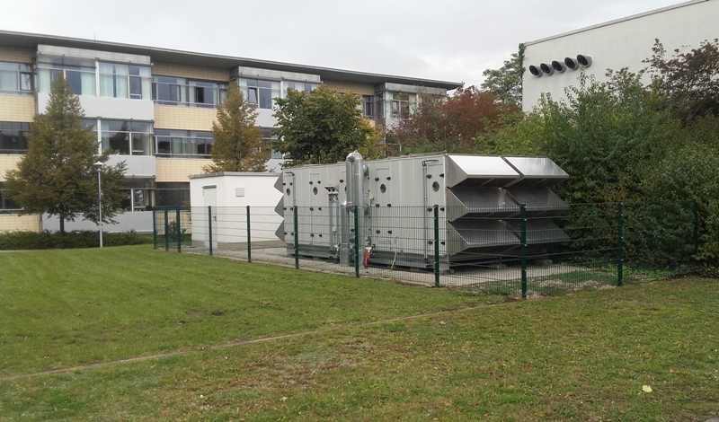 Arbeitet flüsterleise, steht direkt im Gelände: der Michelbach-Rückkühler am HELIOS Klinikum Erfurt.