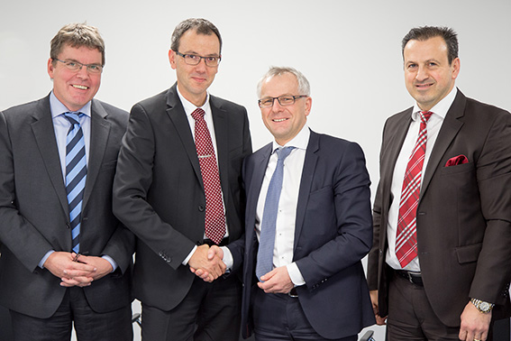Offizielle Vertragsunterschrift (v.l.n.r.): H. Sdunnus, R. Westerkamp (etamax space); Prof. Dr. S. P Offizielle Vertragsunterschrift (v.l.n.r.): H. Sdunnus, R. Westerkamp (etamax space); Prof. Dr. S. P
