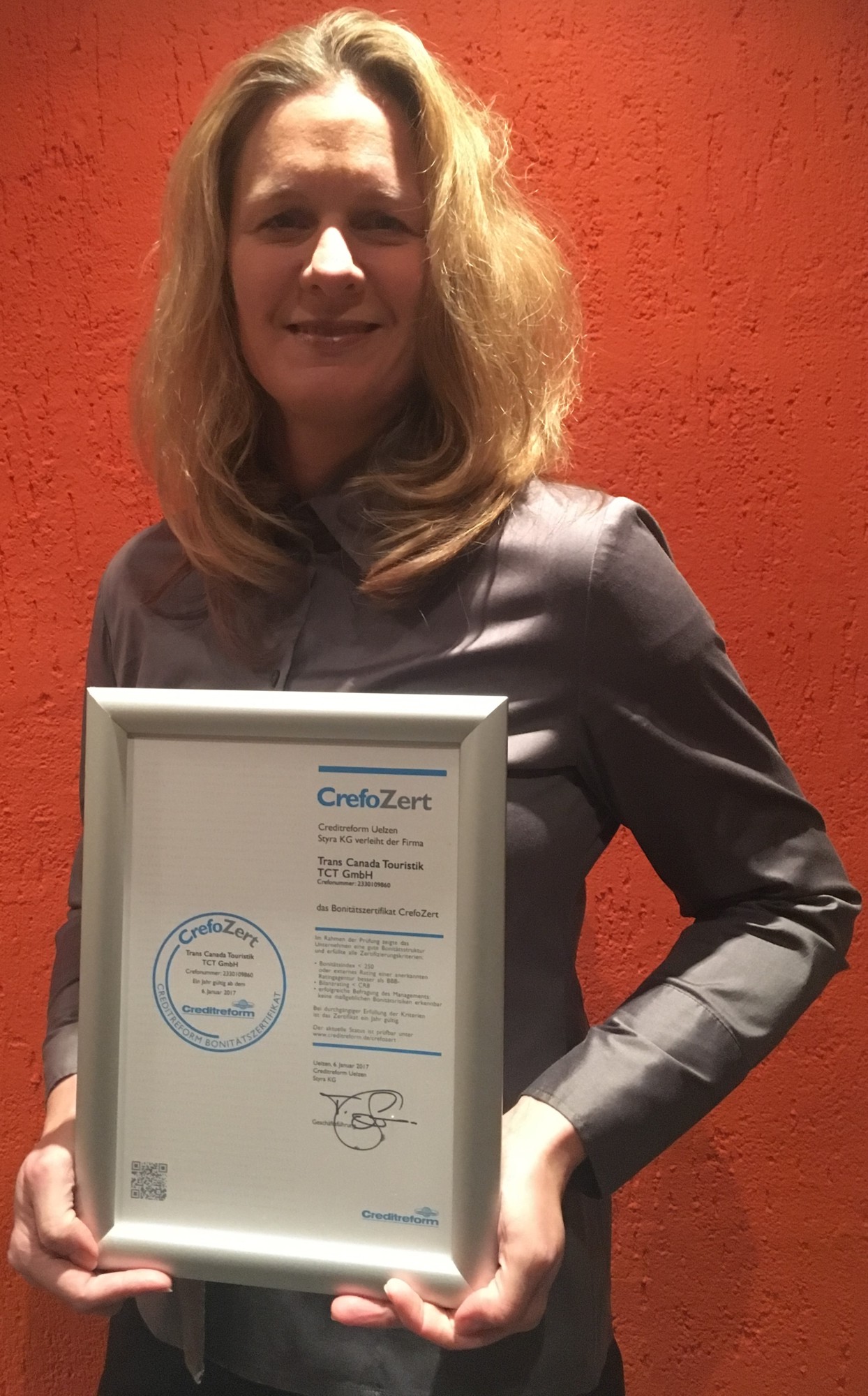 Geschäftsführerin Andrea Budde präsentiert das CrefoZert