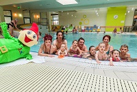 Eltern und Kinder am Pool
