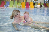 Mutter und Baby am Pool