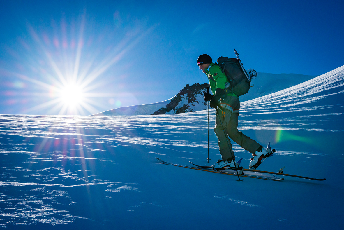 Auf Skiern sportlich unterwegs oder ein Spaziergang an der frischen Luft: Venen brauchen Bewegung. (