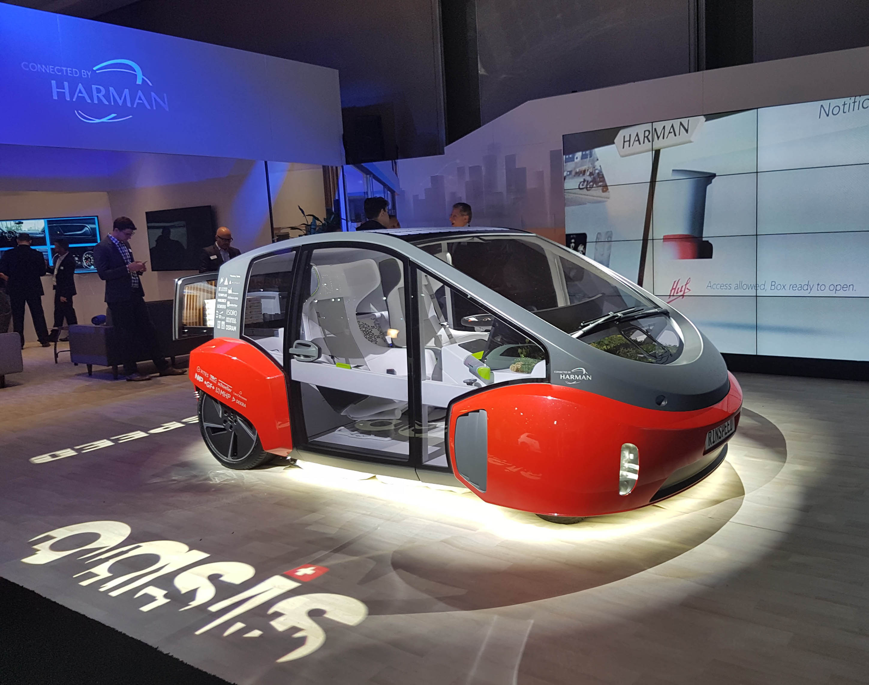 Das OASIS-Fahrzeug von Rinspeed mit den Huf-Innovationen auf dem Stand der Firma HARMAN.