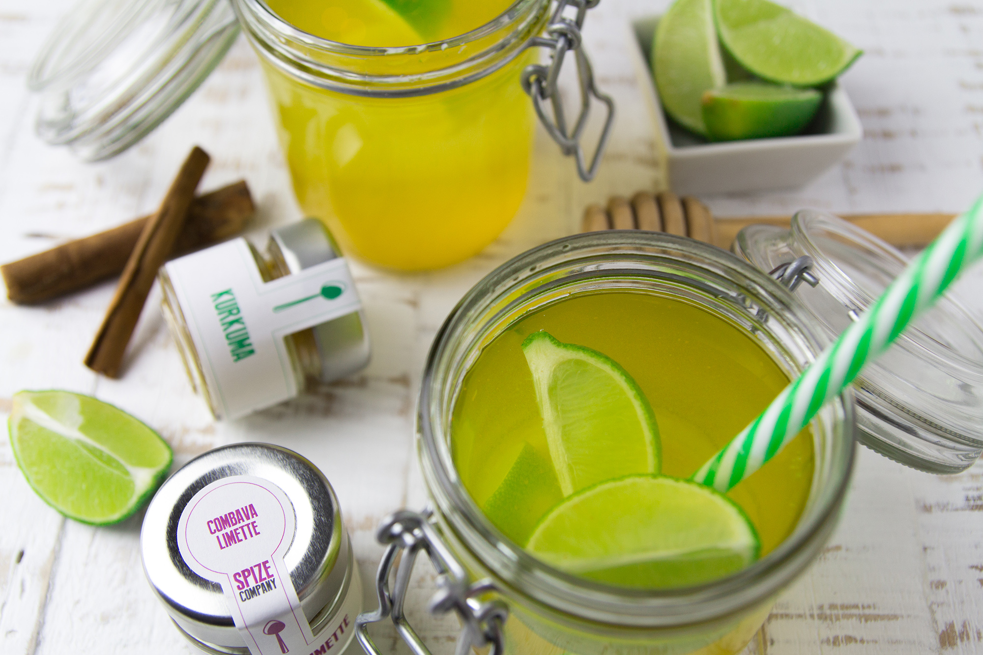 Kurkuma-Limetten-Wasser mit Gewürzen der SPIZECOMPANY als Powerdrink