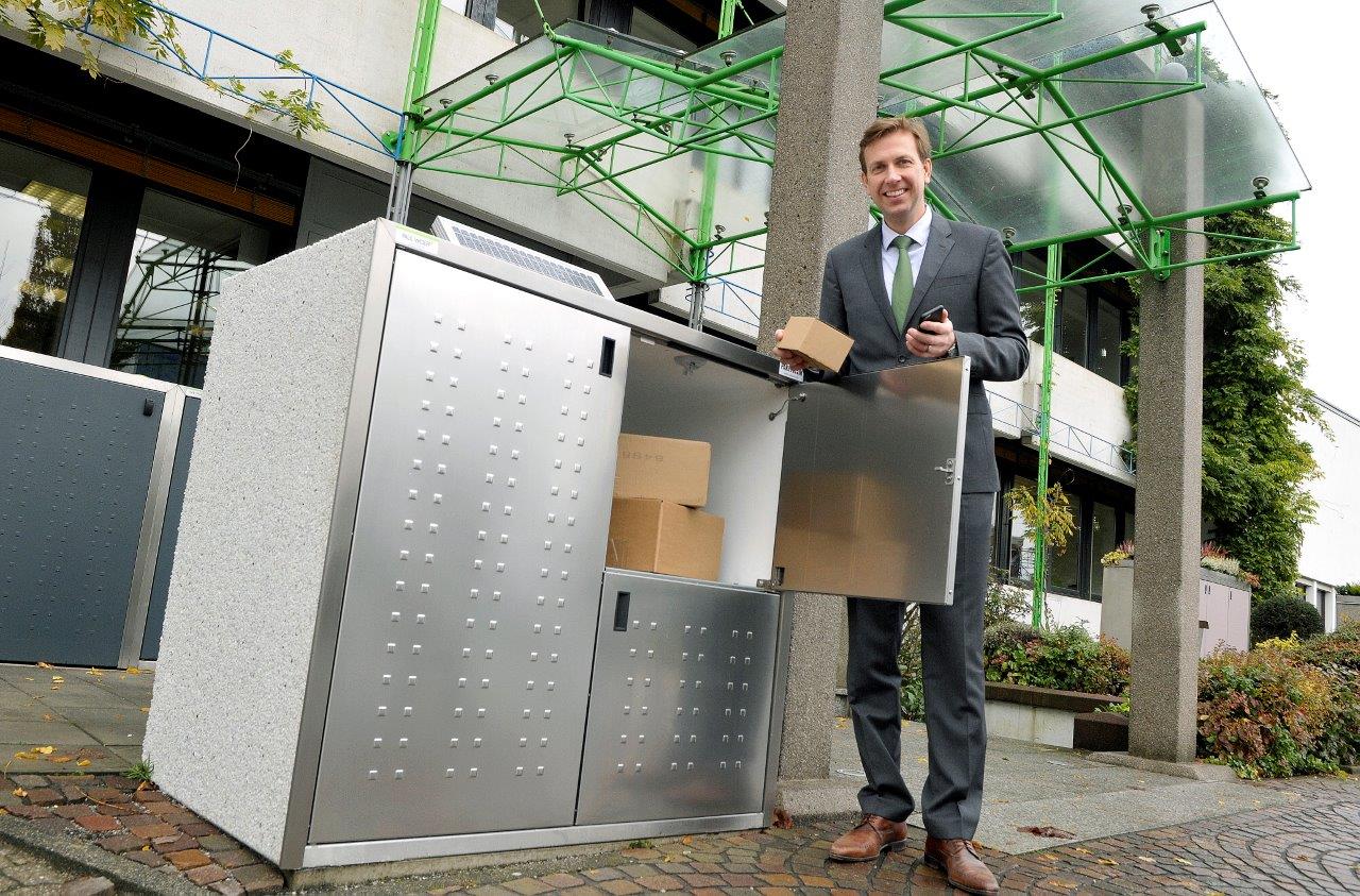 Dr. Hanns Menzel, Geschäftsführer der Paul Wolff GmbH, mit dem Paketkasten Avantgarde 241 Depot. Dr. Hanns Menzel, Geschäftsführer der Paul Wolff GmbH, mit dem Paketkasten Avantgarde 241 Depot.