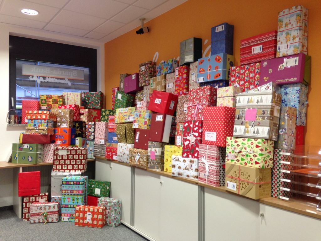 Die gesammelten Geschenke in der Geschäftsstelle Germering der Sparda-Bank München eG. (Bildquelle: Die gesammelten Geschenke in der Geschäftsstelle Germering der Sparda-Bank München eG. (Bildquelle: