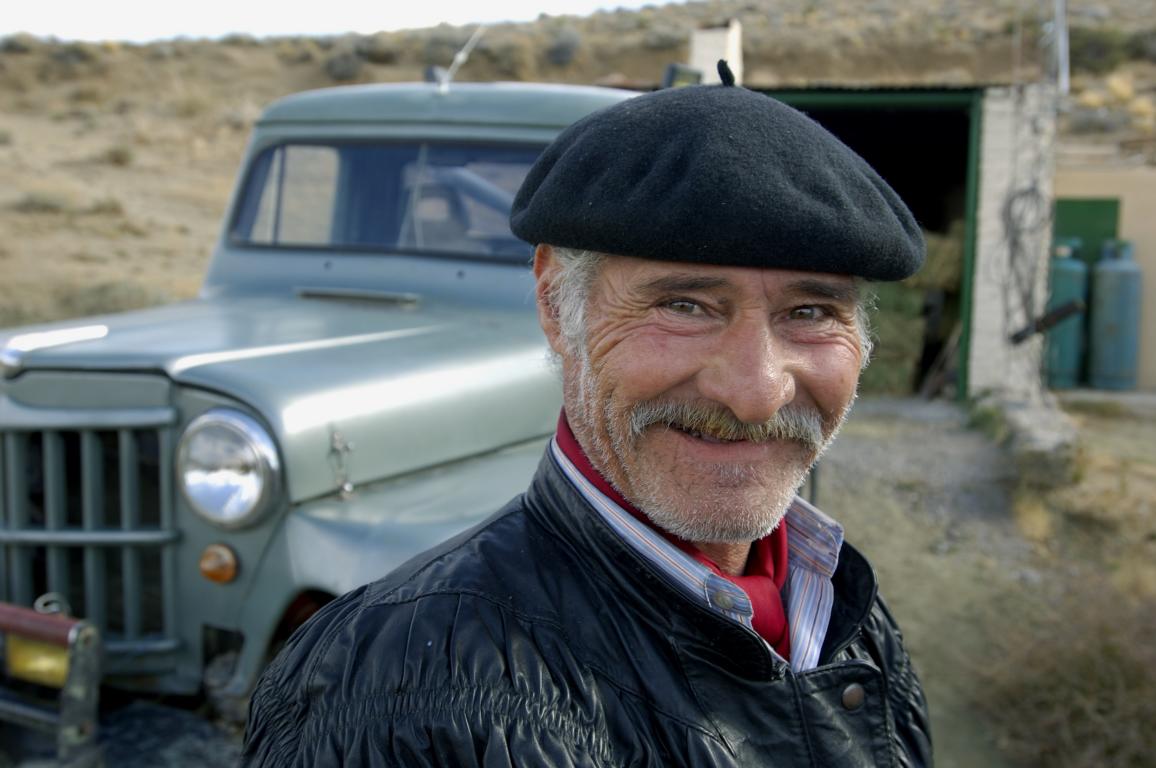 Gaucho mit Auto auf der Ruta 40 in Argentinien Gaucho mit Auto auf der Ruta 40 in Argentinien