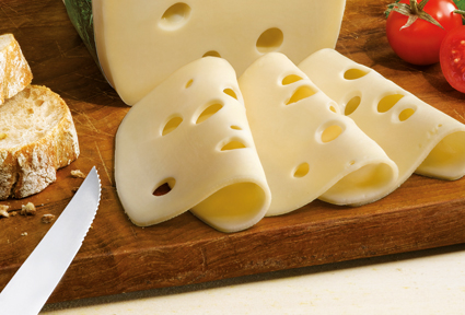 Löcher im Käse beeinflussen das Aroma. (Bildquelle: Bergader Privatkäserei) Löcher im Käse beeinflussen das Aroma. (Bildquelle: Bergader Privatkäserei)