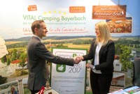 Übergabe camping.info Award an VITAL Camping Bayerbach.