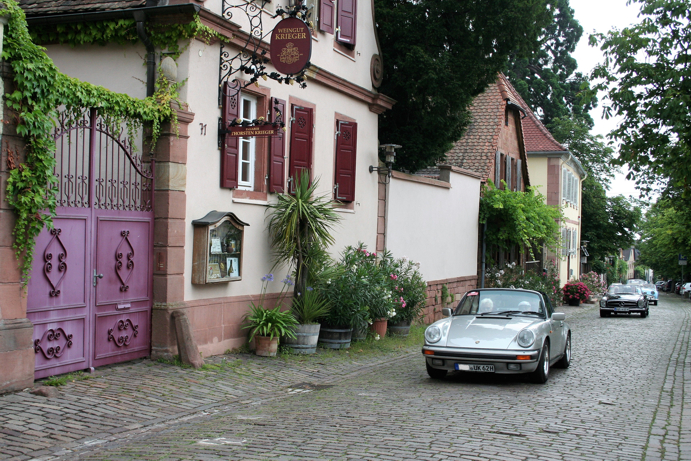 Oldtimer in einem Pfälzer Weinort