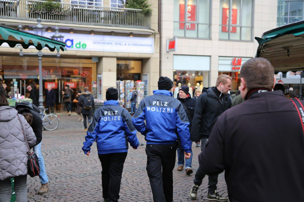 Die Pelz Polizei des Deutschen Tierschutzbüros klärt Pelzträger über Tierqual auf. Die Pelz Polizei des Deutschen Tierschutzbüros klärt Pelzträger über Tierqual auf.