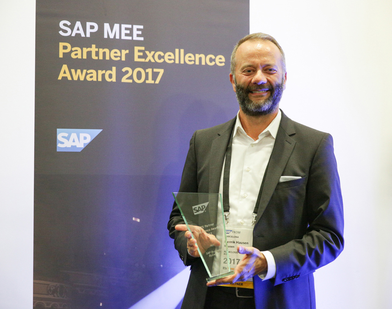 all4cloud-Geschäftsführer Henrik Hausen freut sichüber die Auszeichnung von SAP (Bildquelle: all4clo all4cloud-Geschäftsführer Henrik Hausen freut sichüber die Auszeichnung von SAP (Bildquelle: all4clo