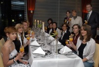 Sabine Napieralla (3.3 vr auf r Seite) beim Abschlussdiner eines Kniggekurses im Sutherland.