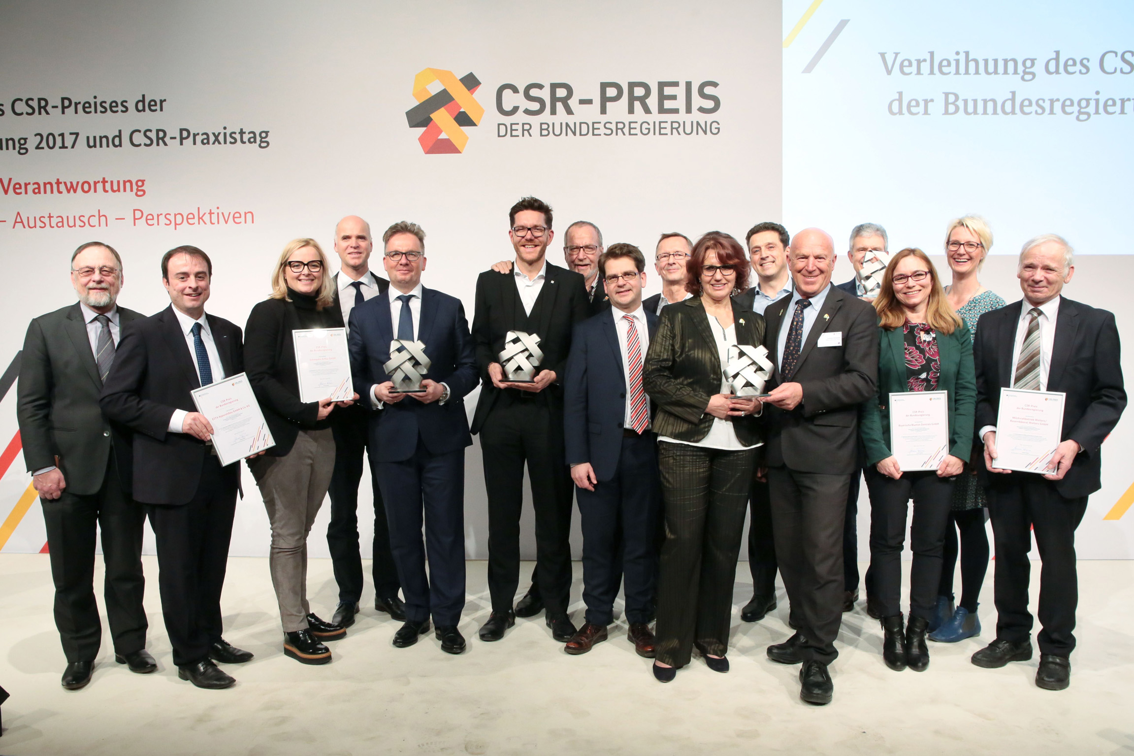Michael Rauterkus, CEO der Grohe AG (5. v.l.) und die weiteren Preisträger des CSR-Preises. (Bildque Michael Rauterkus, CEO der Grohe AG (5. v.l.) und die weiteren Preisträger des CSR-Preises. (Bildque
