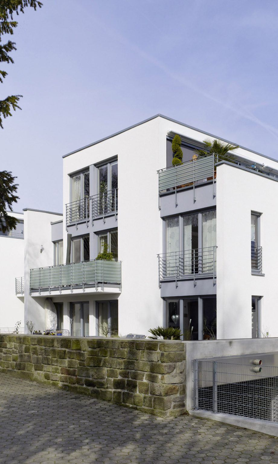 Ein massives Haus aus Ziegelmauerwerk stellt dank seiner Langlebigkeit eine sichere Geldanlage dar ( Ein massives Haus aus Ziegelmauerwerk stellt dank seiner Langlebigkeit eine sichere Geldanlage dar (