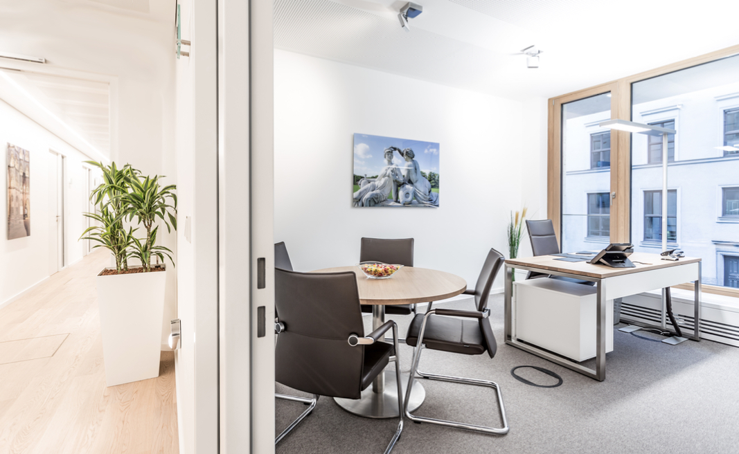 Ein Chefbüro mit Besprechungslösung kann innerhalb eines Virtual Offices ab 1 Stunde gebucht werden.