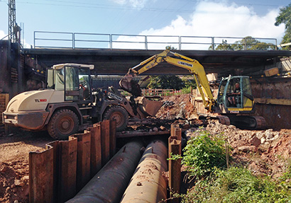 Bagger und Radlader von HKL arbeiten Hand in Hand und sorgen so für Effizienz auf der Baustelle. Bagger und Radlader von HKL arbeiten Hand in Hand und sorgen so für Effizienz auf der Baustelle.