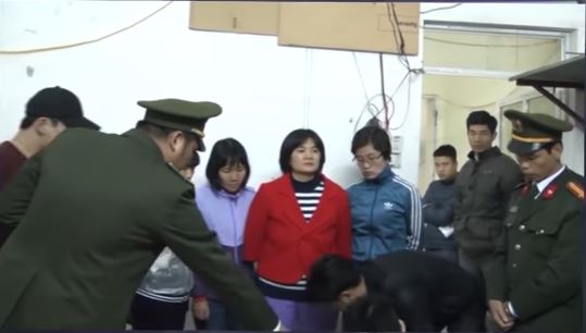 Tran Thi Nga (in roter Jacke) bei der Verhaftung, Foto von ihren Unterstützern in den Sozialmedien Tran Thi Nga (in roter Jacke) bei der Verhaftung, Foto von ihren Unterstützern in den Sozialmedien