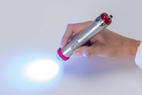 Klebstoffe, die unter Licht aushärten, bieten im Handwerk viele Vorteile. Foto: Henkel Klebstoffe, die unter Licht aushärten, bieten im Handwerk viele Vorteile. Foto: Henkel