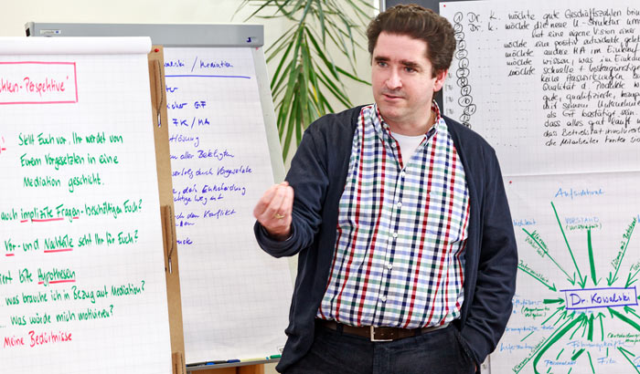 Dozent RA Bernhard Böhm während der Mediationsausbildung Dozent RA Bernhard Böhm während der Mediationsausbildung