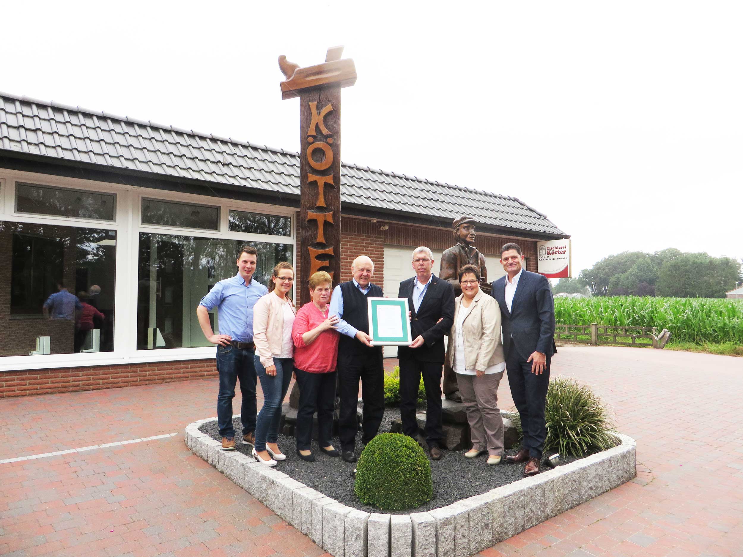 Wolfgang Sandhaus gratuliert der Tischlerei Kötter zu 35 gemeinsamen Jahren Wolfgang Sandhaus gratuliert der Tischlerei Kötter zu 35 gemeinsamen Jahren