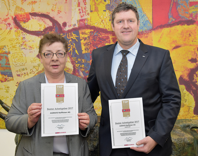 Uta Löffler und AGRAVIS-CEO Andreas Rickmers mit der Auszeichnung. Uta Löffler und AGRAVIS-CEO Andreas Rickmers mit der Auszeichnung.