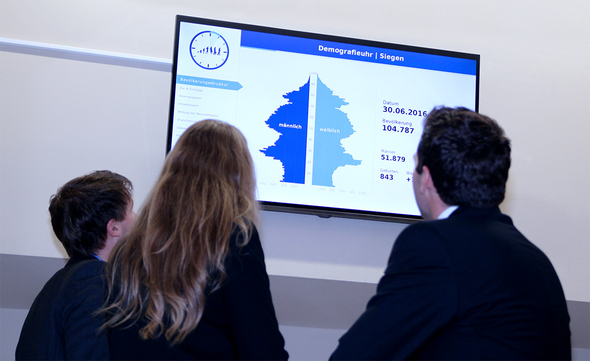 Betrachter Deutschlands erster Demografieuhr Betrachter Deutschlands erster Demografieuhr