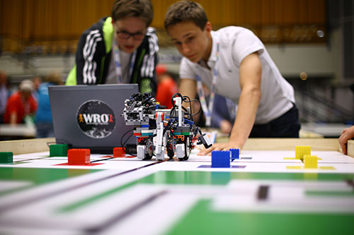 Team bei der Roboterprogrammierung Team bei der Roboterprogrammierung