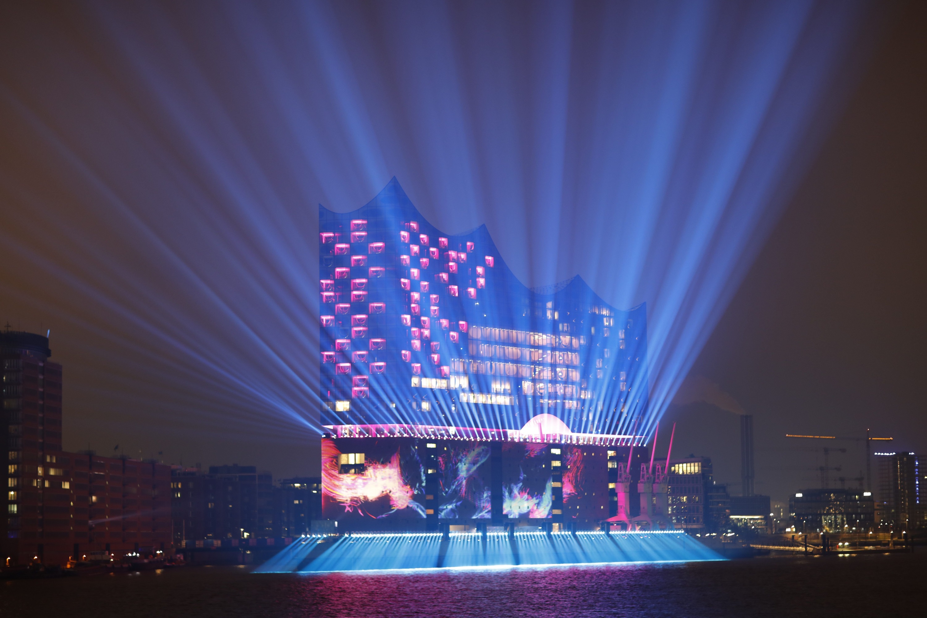 Einsatz von Panasonic Projektoren bei der Eröffnung der Elbphilharmonie (Bildquelle: Panasonic) Einsatz von Panasonic Projektoren bei der Eröffnung der Elbphilharmonie (Bildquelle: Panasonic)