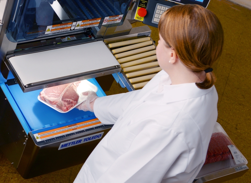 METTLER TOLEDO stellt auf der EuroShop 2017 u. a. den neuen Automatischen Verpacker 880 vor. METTLER TOLEDO stellt auf der EuroShop 2017 u. a. den neuen Automatischen Verpacker 880 vor.