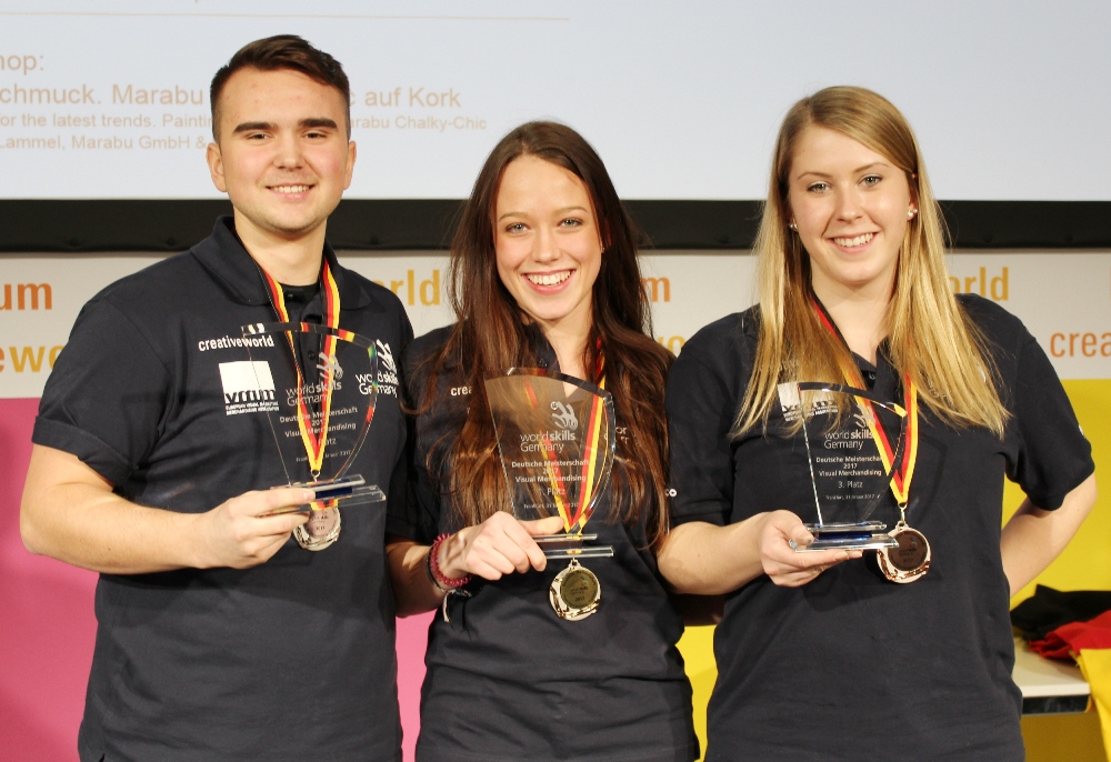 Große Freude bei Ronja Pfeiffer (Mitte), Melvin Suckow und Annalina Väthüber ihre Auszeichnungen. (B