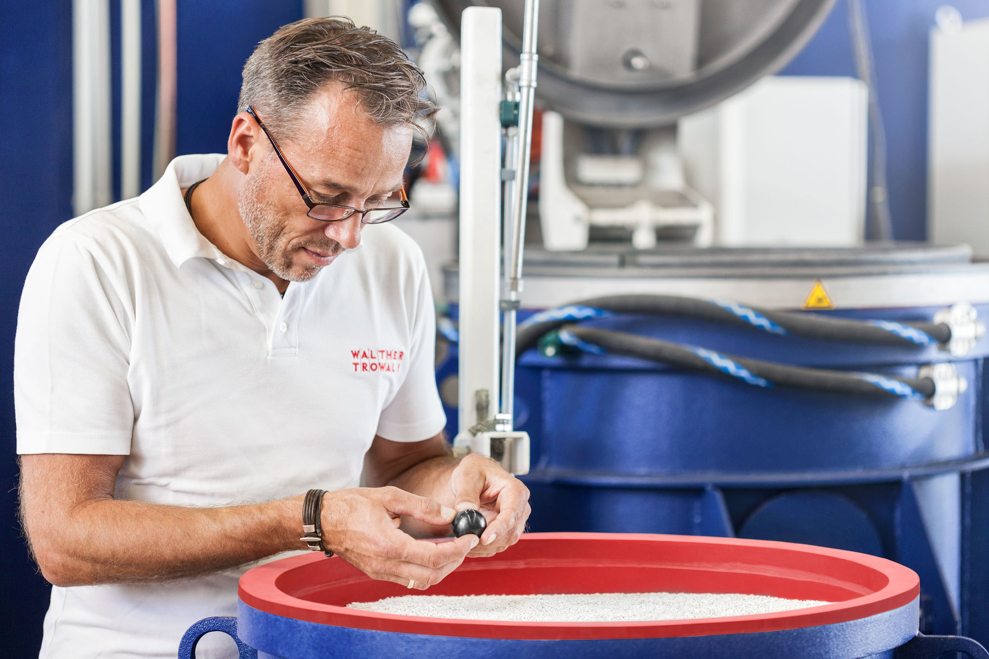 Die neue Polierpaste trowapast PKC eignet sich für das Gleitschleifen von Implantaten.