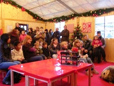 Glänzende Kinderaugen im Kinderhaus auf dem Weihnachtsmarkt Hannover