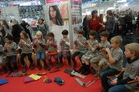 Eine 2. Klasse spielt beim Schülerauftritt auf der didacta 2016 in Köln