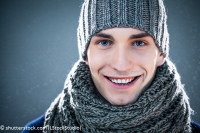 Verursacht das Tragen von Mütze & Co. Haarausfall? / © shutterstock.com (LStockStudio)