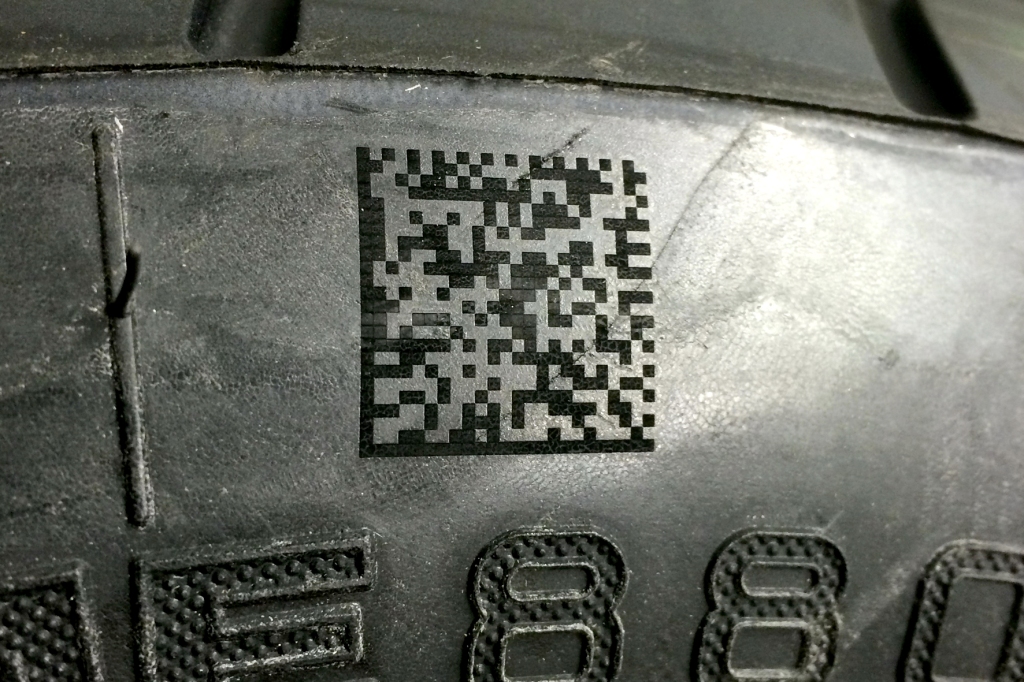 Data Matrix Code auf Reifen gelasert mit REA JET CL (Bildquelle: REA JET)