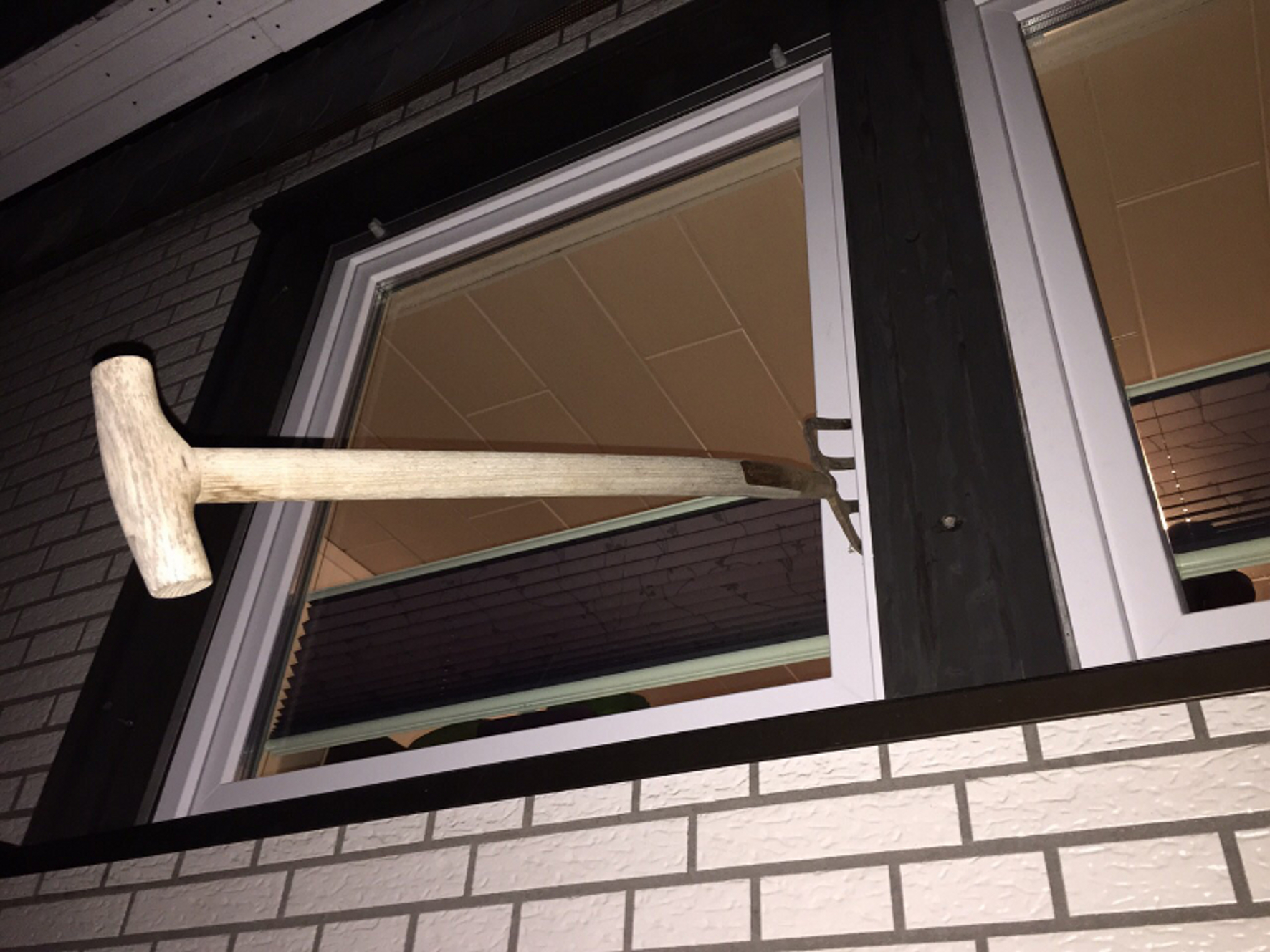 Das Fenster aus dem Hause German Windows hielt dem Aufhebel-Versuch mit einer Mistgabel stand (Foto: Das Fenster aus dem Hause German Windows hielt dem Aufhebel-Versuch mit einer Mistgabel stand (Foto:
